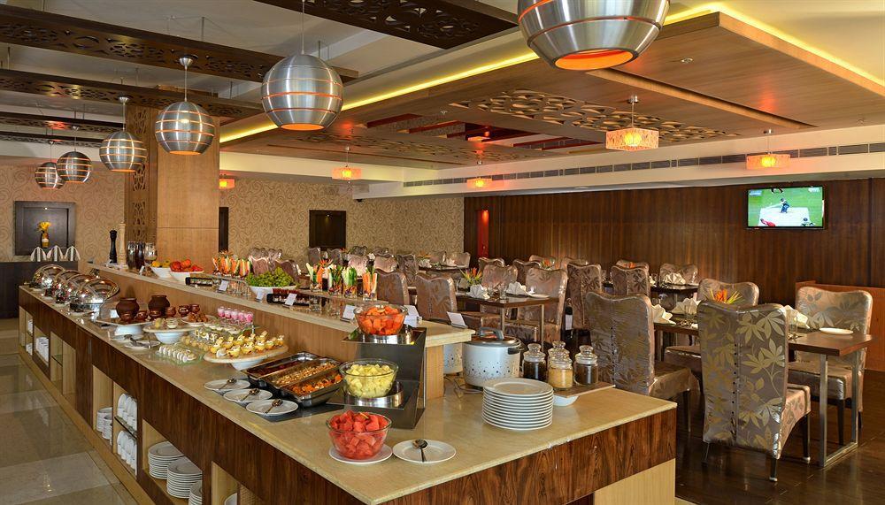 فندق فورتشن سيليكت جراند ريدج تيروباتي المظهر الخارجي الصورة The buffet at the hotel