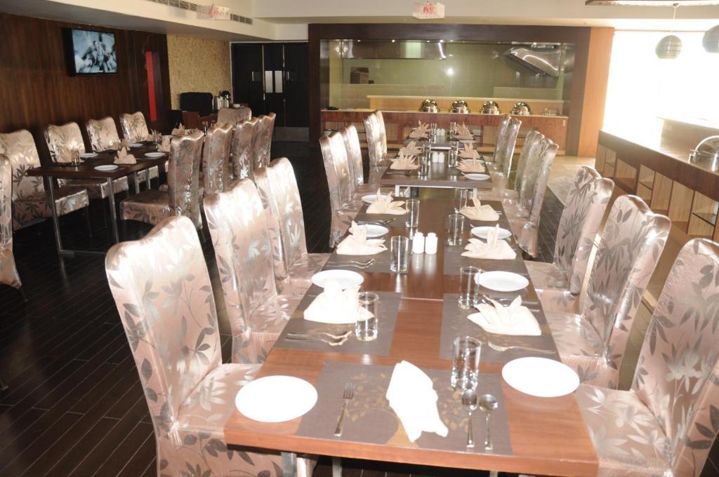 فندق فورتشن سيليكت جراند ريدج تيروباتي المظهر الخارجي الصورة A restaurant in India