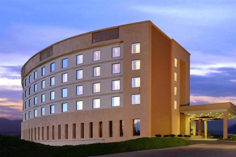 فندق فورتشن سيليكت جراند ريدج تيروباتي المظهر الخارجي الصورة The hotel at dusk