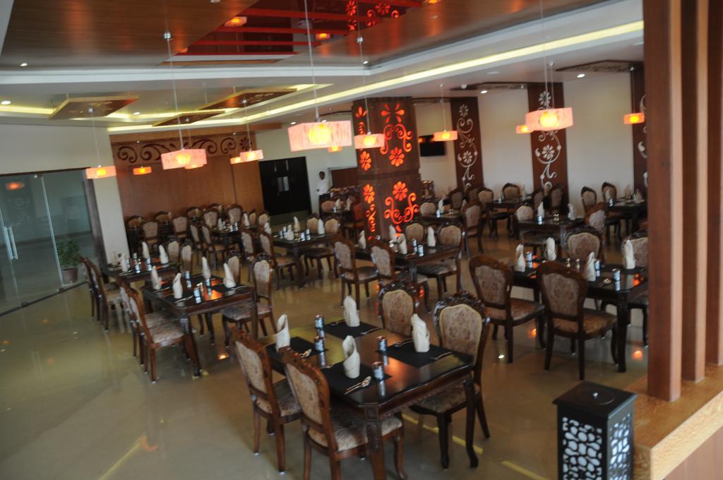 فندق فورتشن سيليكت جراند ريدج تيروباتي المظهر الخارجي الصورة The interior of a restaurant in India