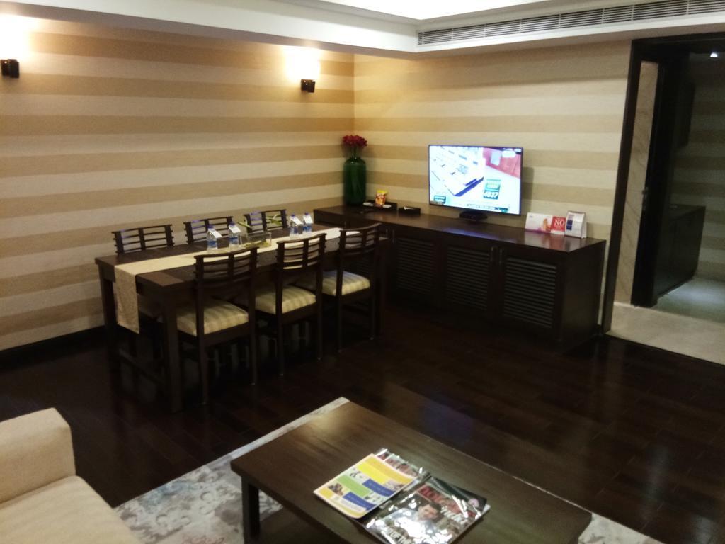 فندق فورتشن سيليكت جراند ريدج تيروباتي المظهر الخارجي الصورة A suite at the Taj Mahal Palace, Mumbai
