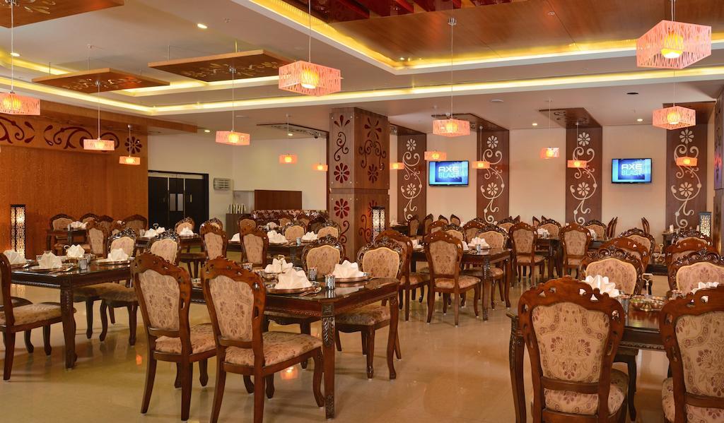 فندق فورتشن سيليكت جراند ريدج تيروباتي المظهر الخارجي الصورة The interior of a restaurant in India