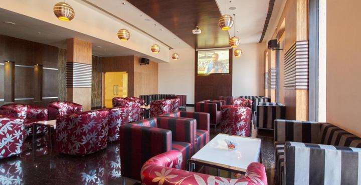 فندق فورتشن سيليكت جراند ريدج تيروباتي المظهر الخارجي الصورة Interior of a typical McDonald's restaurant in India